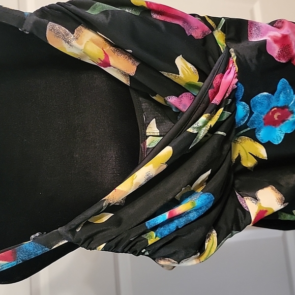 Sun Streak Newport News Black w/Floral Print Swimsuit 18W lined mid section - Picture 3 of 11